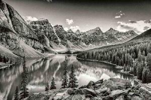Флизелинов фототапет езеро в скалистите планини 375 x 250 см