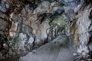 Флизелинов фототапет минна тунел 375 x 250 см
