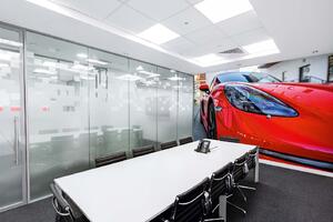 Самозалепваща се флизелинова фототапета яркочервена кола 375 x 250 см