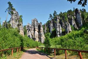 Флизелинов фототапет високи скални кули 375 x 250 см