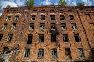 Флизелинов фототапет изгоряла фабрика 375 x 250 см