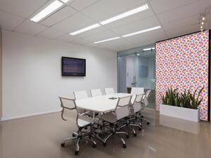 Луксозна флизелинова тапета червени и лилави цветя