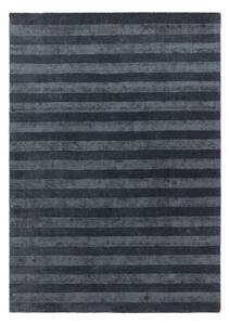 Тъмносин ръчно изработен килим от рециклирани влакна 160x230 cm Connor – MADE
