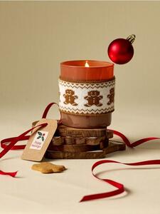 Sinsay - Коледна ароматна свещ с калъф с джинджифилови човечета Gingerbread Cookies - бежово