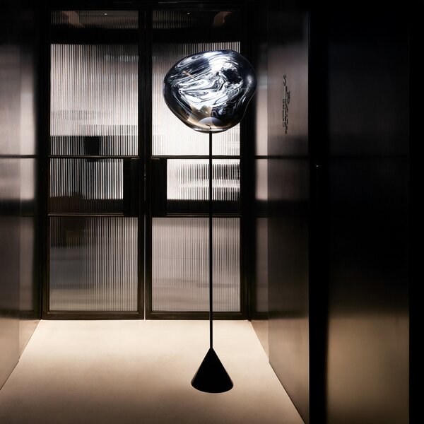 Tom Dixon LED стояща лампа Melt Cone Slim, димно сива, 180 cm, Черен, Дневна/трапезария, Пластмаса, Дизайн