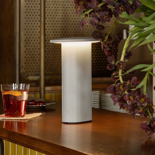 FRITZ HANSEN LED акумулаторна настолна лампа Solae, сива, алуминий, IP44, Затъмняване, Сив, Дневна/трапезария, Алуминий, Модерен