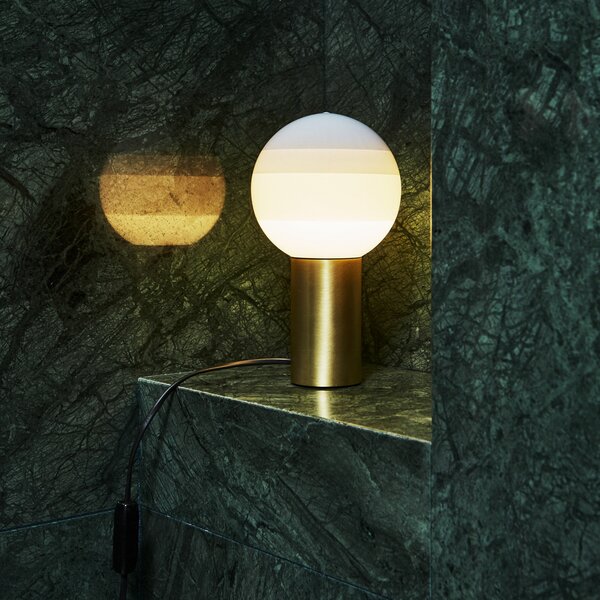 MARSET Настолна лампа Dipping Light M, бяла/месинг, Затъмняване, Бял, Дневна/трапезария, Стъкло, Дизайн