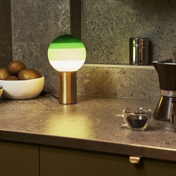 MARSET Настолна лампа Dipping Light M, зелена/месинг, Затъмняване, Зелен, Дневна/трапезария, Стъкло, Дизайн
