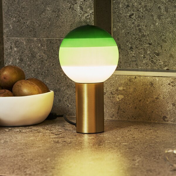 MARSET Настолна лампа Dipping Light M, зелена/месинг, Затъмняване, Зелен, Дневна/трапезария, Стъкло, Дизайн