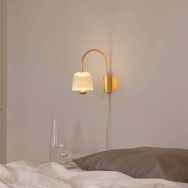 Nuura Aps LED стенна лампа Asteea, ширина 16 cm, цвят месинг/прозрачна, Затъмняване, Злато / месинг, Дневна/трапезария, Метал, Скандинавски