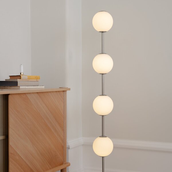 UMAGE LED стояща лампа Audrey, цвят стомана, височина 128 cm, 4-крилна., Затъмняване, Металик, Дневна/трапезария, Метал, Дизайн, Глобус