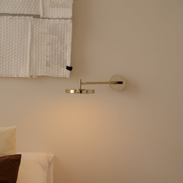 UMAGE LED стенна лампа Asteria LONG HW, полиран месинг, 45 cm, Затъмняване, Злато / месинг, Дневна/трапезария, Метал, Дизайн, Стенна розетка отдолу