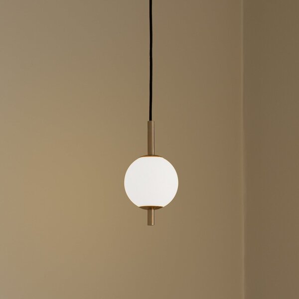UMAGE LED висяща лампа Audrey, месингов цвят, 1-фар. Ø 12 cm, Затъмняване, Злато / месинг, Дневна/трапезария, Метал, Дизайн, Глобус