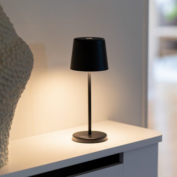 Konstsmide LED акумулаторна настолна лампа Vence, височина 22 cm, черна, IP54, USB, Затъмняване, Черен, Дневна/трапезария, Алуминий, Модерен