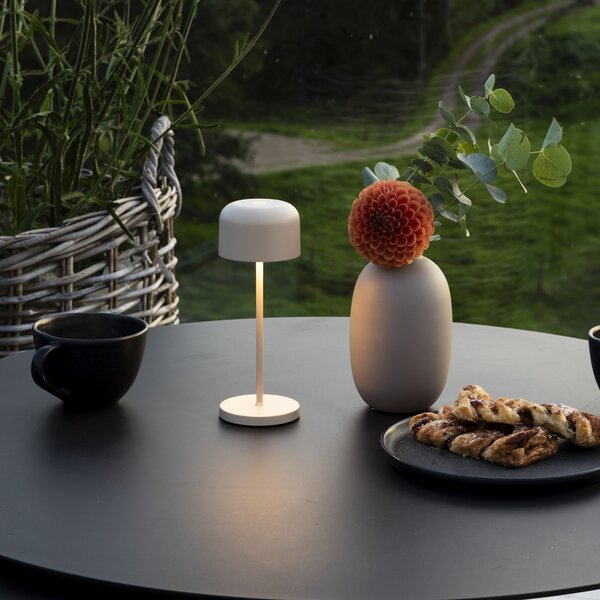 Konstsmide LED акумулаторна настолна лампа Lille, височина 20 cm, цвят пясък, IP54, USB, Затъмняване, Бежов, Дневна/трапезария, Алуминий, Модерен