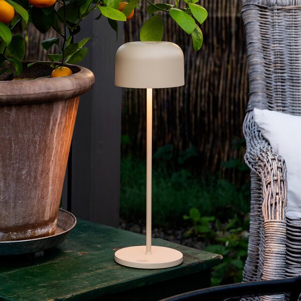 Konstsmide LED акумулаторна настолна лампа Lille, височина 36 cm, цвят пясък, IP54, USB, Затъмняване, Бежов, Дневна/трапезария, Алуминий, Модерен