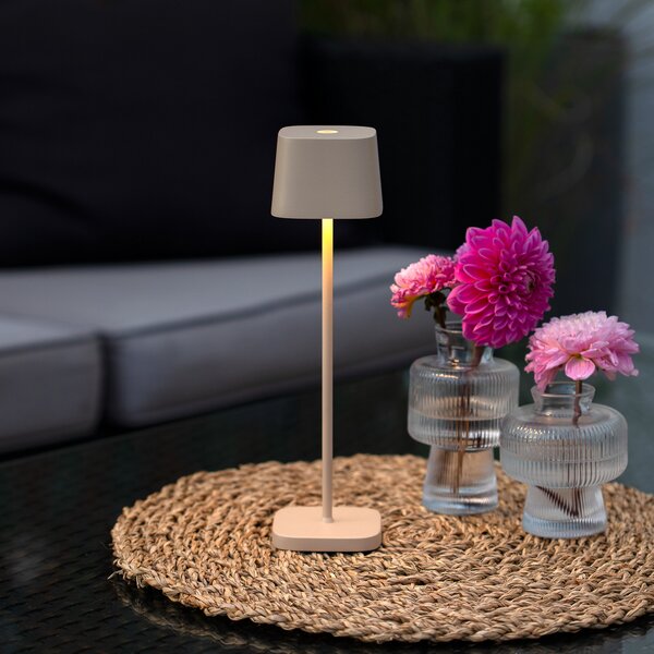 Konstsmide LED акумулаторна настолна лампа Capri, височина 25 cm, цвят пясък, IP54, Затъмняване, Бежов, Дневна/трапезария, Метал, Модерен