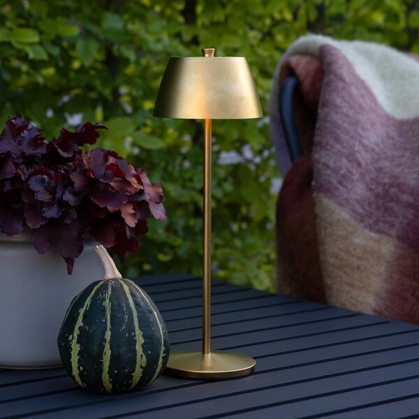 Konstsmide LED акумулаторна настолна лампа Eze, матово злато, 32 cm, IP54, USB, Затъмняване, Злато / месинг, Дневна/трапезария, Алуминий, Модерен
