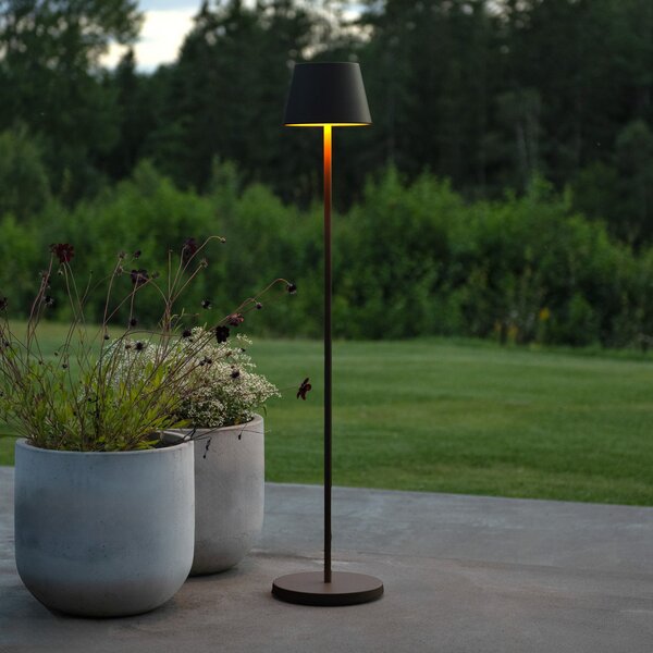Konstsmide LED акумулаторна стояща лампа Pomezia, черна, 124 cm, IP54, USB, Затъмняване, Черен, Дневна/трапезария, Алуминий, Модерен