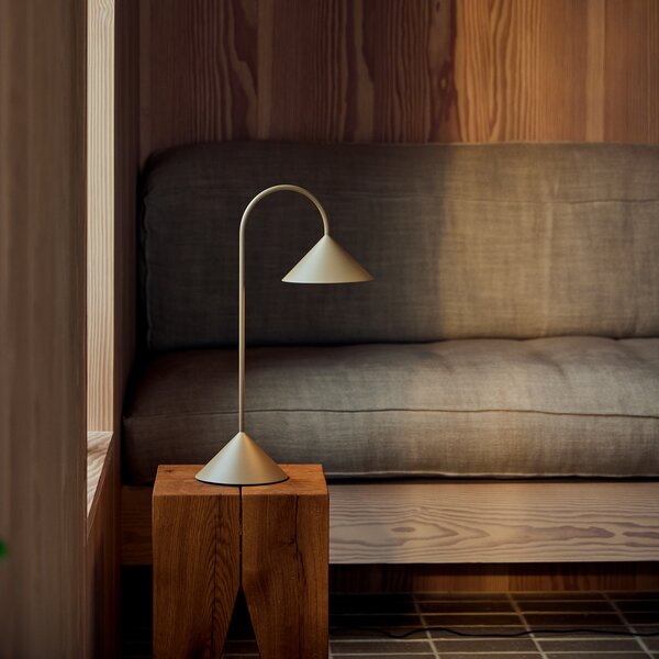 FRANDSEN LED акумулаторна настолна лампа Grasp, пясъчно сива, височина 47 cm, Затъмняване, Сив, Метал, Дизайн