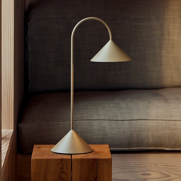 FRANDSEN LED акумулаторна настолна лампа Grasp, пясъчно сива, височина 47 cm, Затъмняване, Сив, Метал, Дизайн