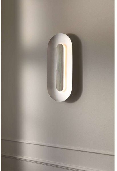 Nuura Aps LED стенна лампа Sasi, височина 65 cm, сребрист цвят, метал, Затъмняване, Металик, Дневна/трапезария, Метал, Скандинавски