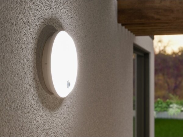 Външна LED стенна лампа със сензор, 15W/230V, IP65, бяла