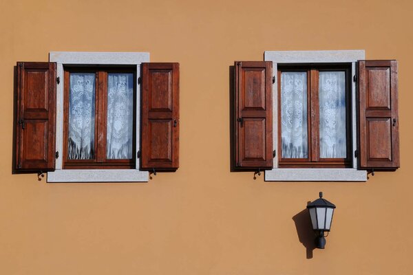 Флизелинов фототапет прозорци с капаци 375 x 250 см