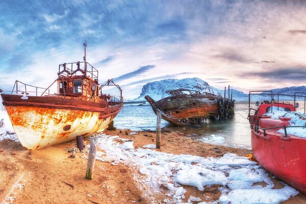 Флизелинов фототапет ръждясали рибарски лодки 375 x 250 см