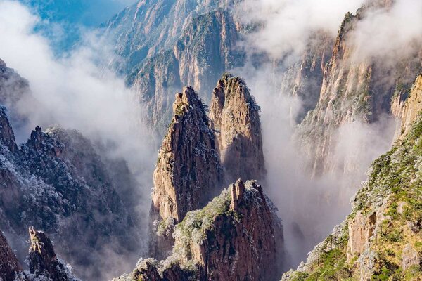Флизелинов фототапет мъгливи планински върхове 375 x 250 см