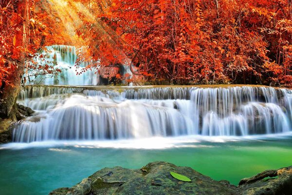 Флизелинов фототапет водопад в есенна гора 375 x 250 см