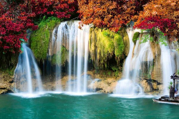 Флизелинов фототапет красив есенен водопад 375 x 250 см