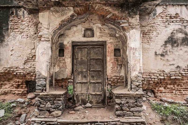 Флизелинов фототапет руина със стара врата 375 x 250 см