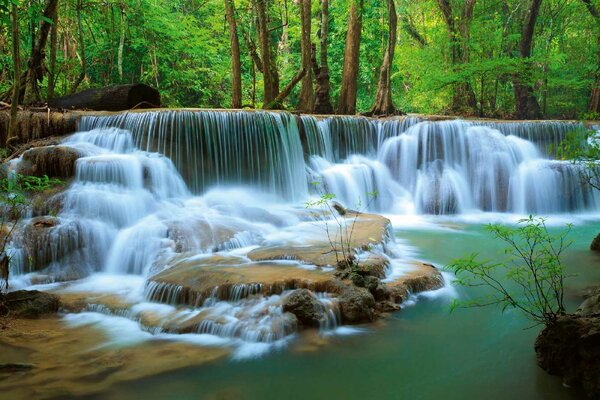 Флизелинов фототапет могущ водопад в гората 375 x 250 см