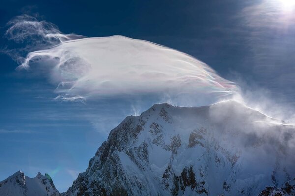 Флизелинов фототапет облак над планината 375 x 250 см