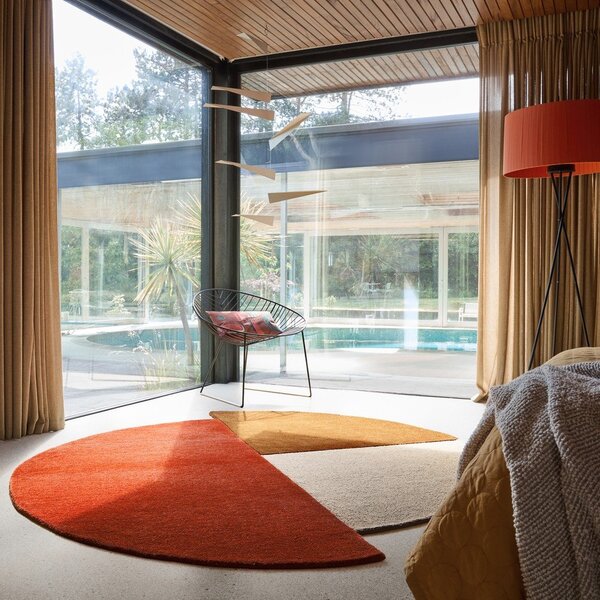 Ръчно изработен вълнен кръгъл килим в тухлен цвят ø 150 cm Mia Segment – Flair Rugs