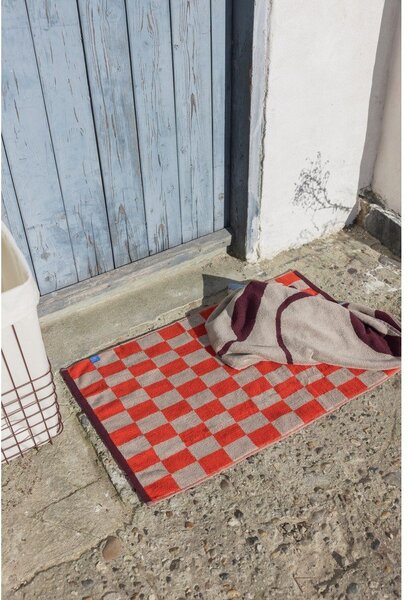 Оранжев/бежов килим за баня за душ от органичен памук 50x80 cm Retro – Mette Ditmer Denmark