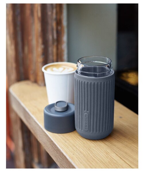 Тъмносива стъклена чаша за път 340 ml – Black + Blum