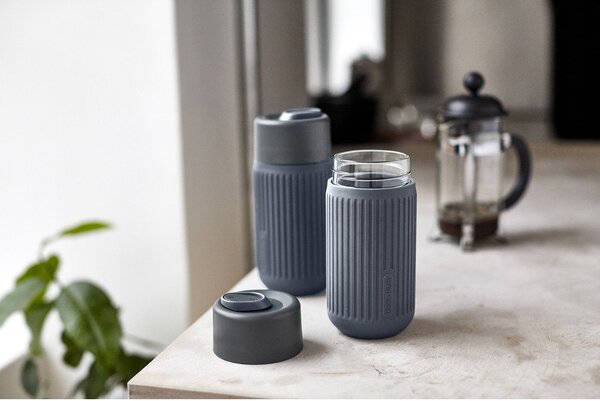 Тъмносива стъклена чаша за път 340 ml – Black + Blum