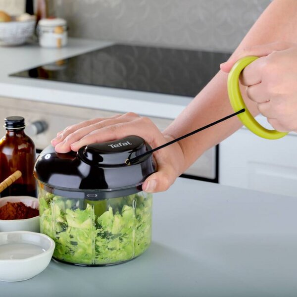 Ръчен чопър с въже Tefal K1320404, 0.9 л, Автоматично прибиране на въжето, 2 стоманени остриета, Заключване на капака, Черен/зелен