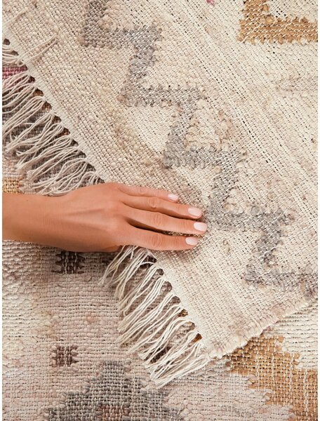 Кремав ръчно изработен ютен килим 160x230 cm Roya Imani – Elle Decoration
