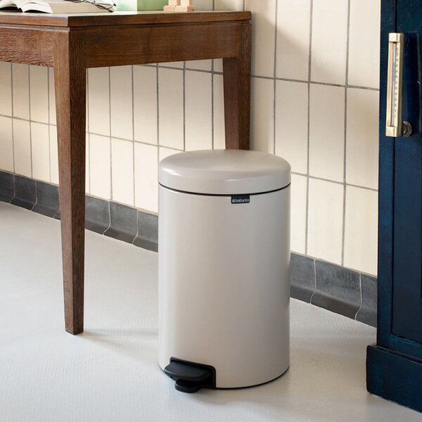 Кош за боклук с педал Brabantia NewIcon 1005535, 20 л, Плавно затваряне, Противоплъзгаща основа, Бежов