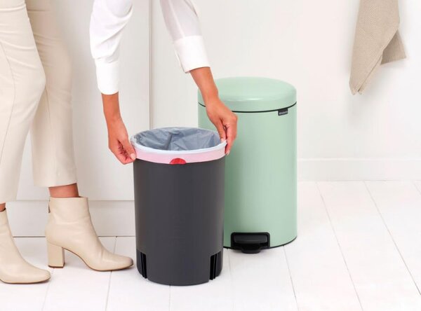 Кош за боклук с педал Brabantia NewIcon 1008847, 20 л, Плавно затваряне, Противоплъзгаща основа, Светлозелен
