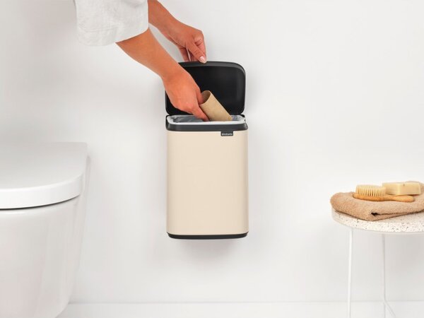 Кош за боклук Brabantia Bo Small 1008865, 4 л, Плавно и безшумно отваряне, Противоплъзгаща основа, Бежов