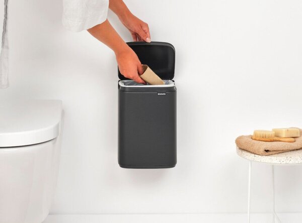 Кош за боклук Brabantia Bo Small 1008866, 4 л, Плавно и безшумно отваряне, Противоплъзгаща основа, Минерално покритие, Тъмносив