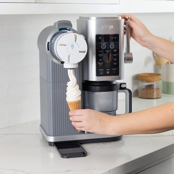 Машина за сладолед 13-в-1 Ninja CREAMi Scoop & Swirl™ NC701EU, 800W, 13 програми, 3-степенен лост за фунийки, CreamiFit, Creamify, 2 купички 473 мл, Персонализация, Сив/черен