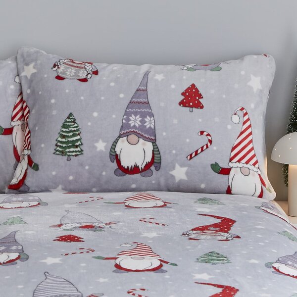 Сиво единично спално бельо от микроплюш 135x200 cm Festive Gnomes – Catherine Lansfield