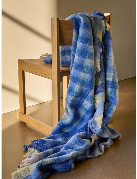 Синьо одеяло със смес от вълна 140x200 cm Loom – Hübsch