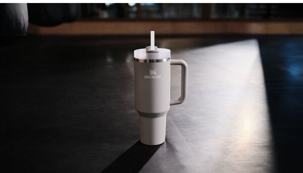 Светлосив термос със сламка от неръждаема стомана 890 ml Quencher H2.O FlowState™ Tumbler Ash – Stanley