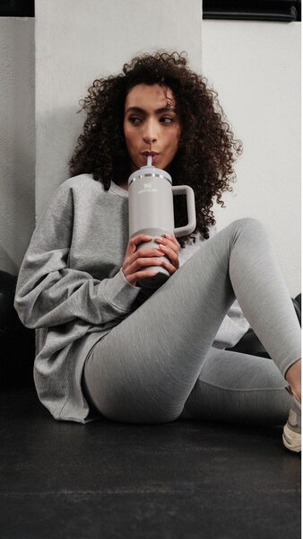 Светлосив термос със сламка от неръждаема стомана 890 ml Quencher H2.O FlowState™ Tumbler Ash – Stanley
